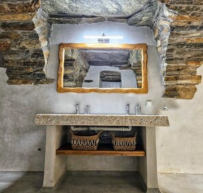 Shower, free toiletries, hair dryer, towels - Tinoshomelidays Residences (Tinos)
