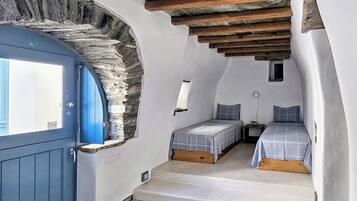 Familie huis | Individueel gedecoreerd, individueel gemeubileerd, een bureau