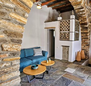 Smart TV, Netflix, toys, streaming services - Tinoshomelidays Residences (Tinos)