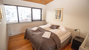 Leilighet – deluxe, 1 soverom | 1 soverom, blendingsgardiner, barnesenger og wi-fi (inkludert)