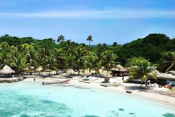 Playa privada, arena blanca, camas de playa gratis