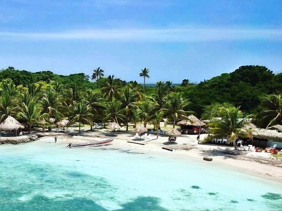 Platja privada, platja de sorra blanca i cabanes de platja gratuïtes