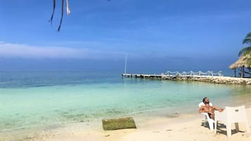 Yksityinen ranta, valkoista hiekkaa, ilmaisia rantacabañoita