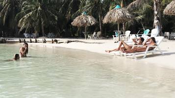 Playa privada, playa de arena blanca y camas de playa gratuitas