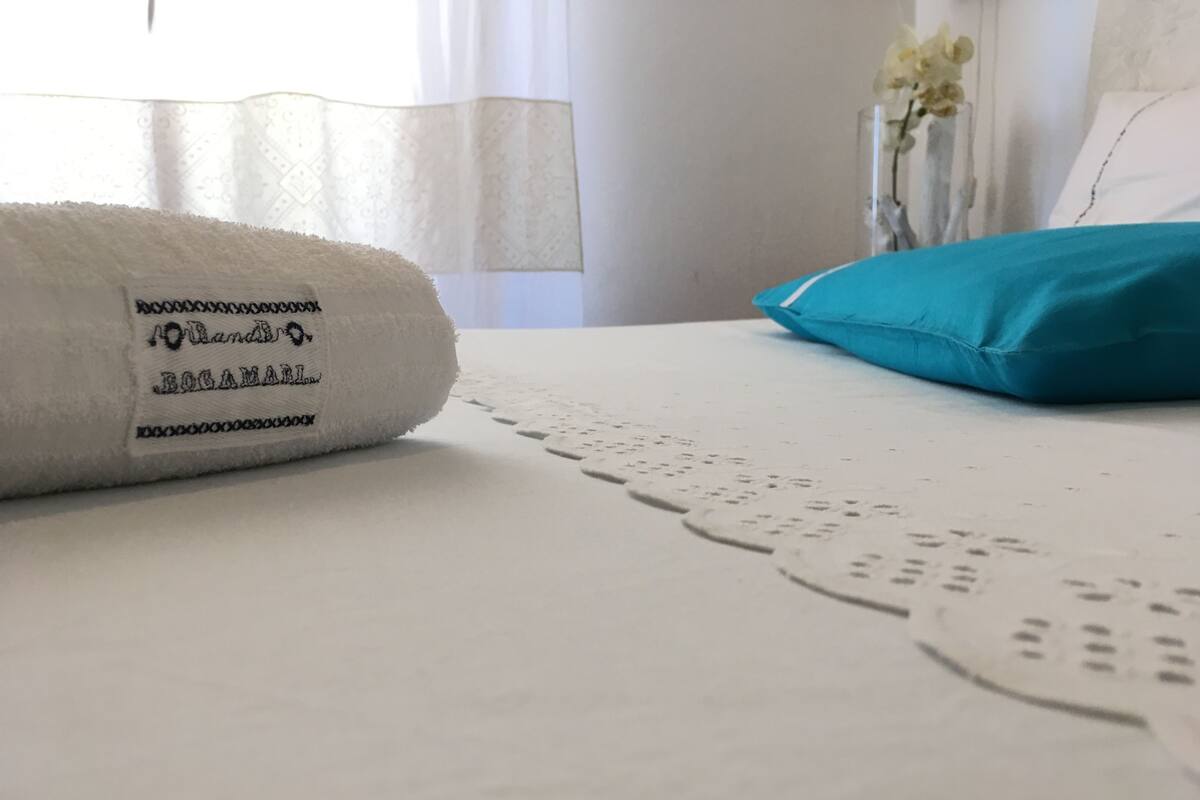 Premium bedding, in-room safe, individually decorated