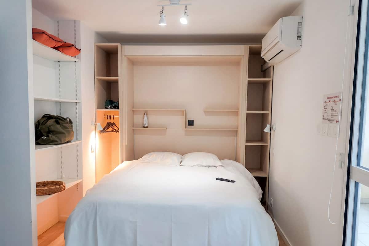 Gîte 2 Pièces 4 Personnes climatisation | Bureau, décor unique, ameublement unique, literie fournie