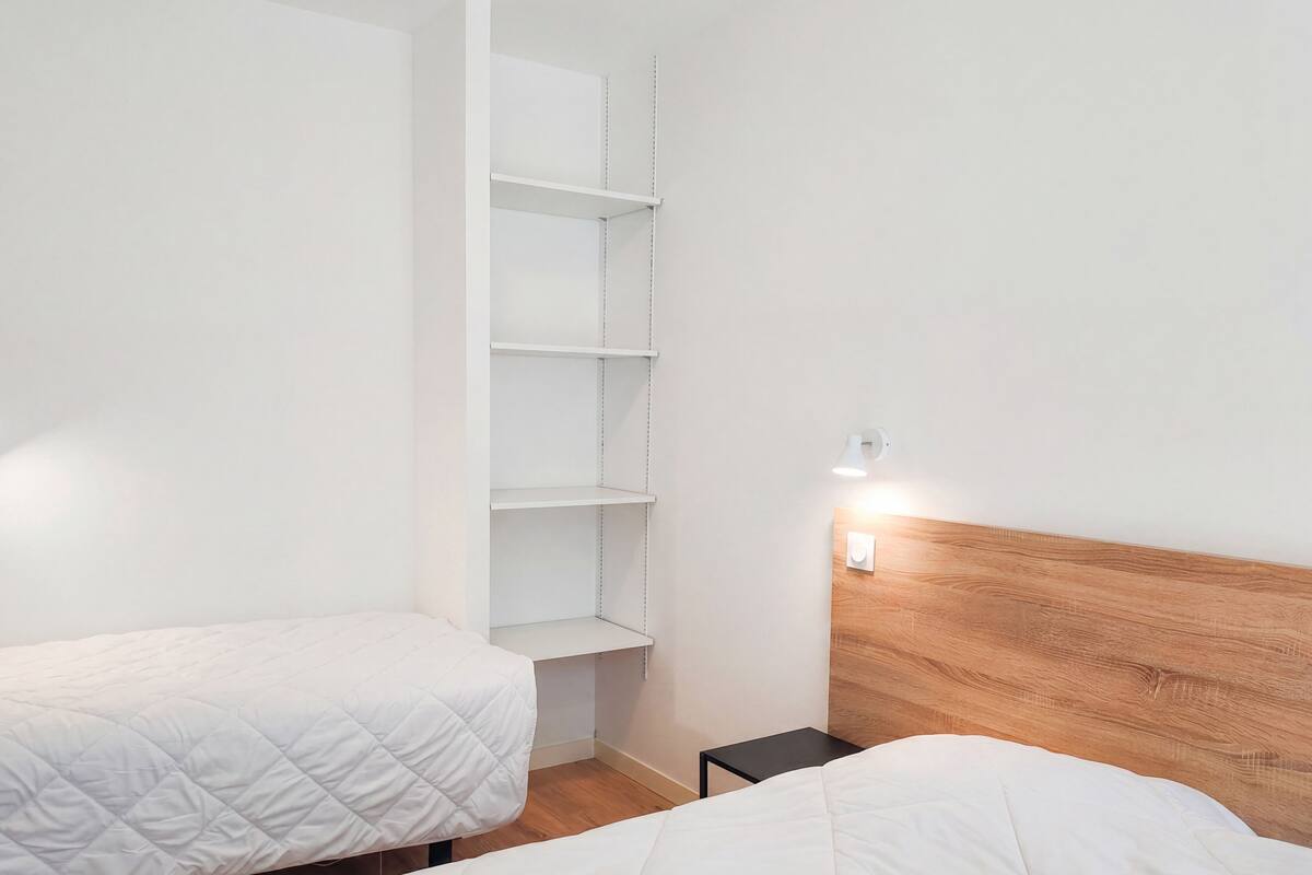 Gîte 3 Pièces 5 Personnes 1 bébé climatisation | Bureau, décor unique, ameublement unique, literie fournie