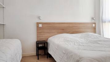Gîte 3 Pièces 5 Personnes 1 bébé climatisation | Bureau, décoration personnalisée, ameublement personnalisé