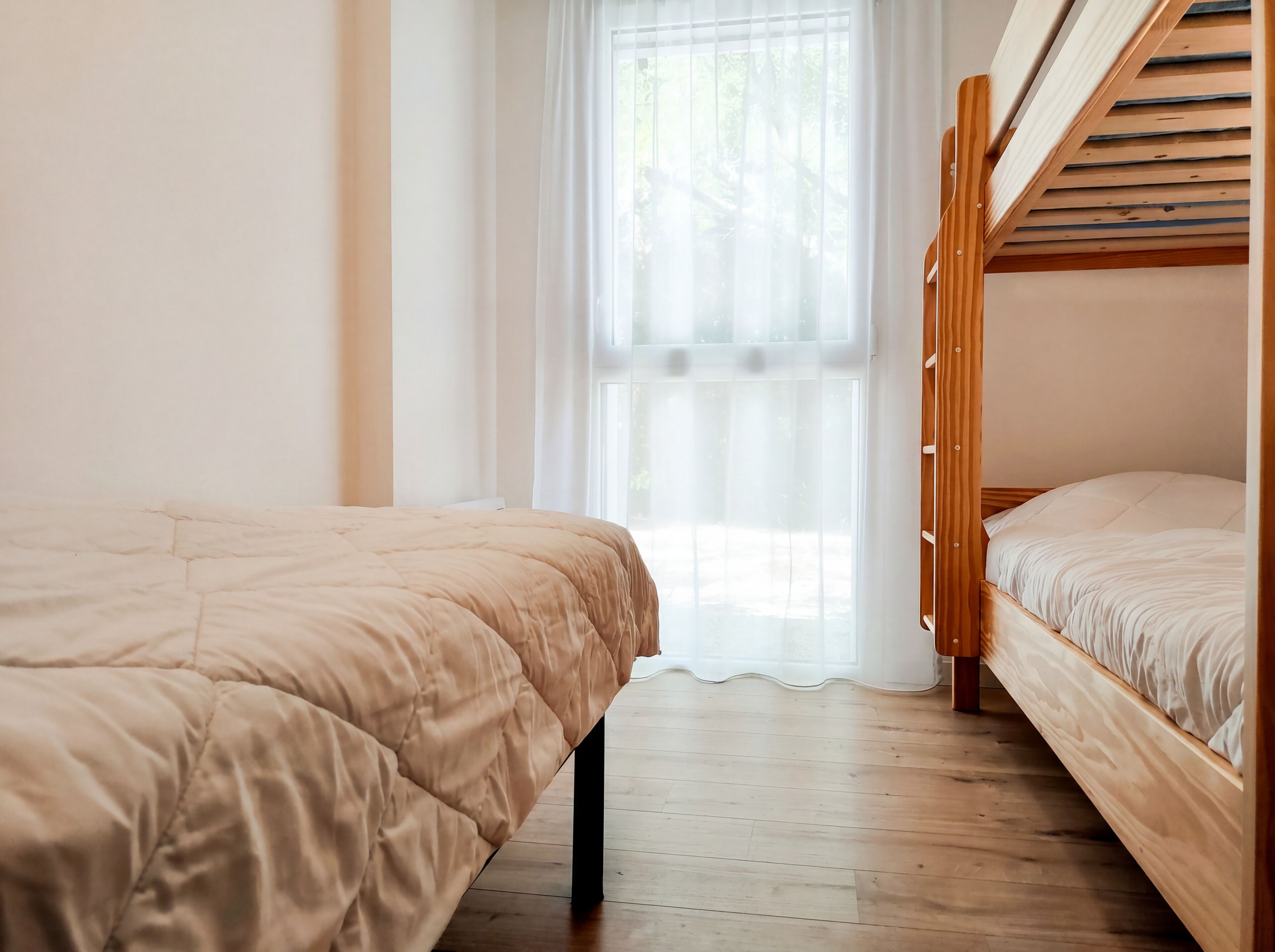 Cottage, 2 Bedrooms (7 Pers) | Desk, individually decorated, individually furnished, bed sheets