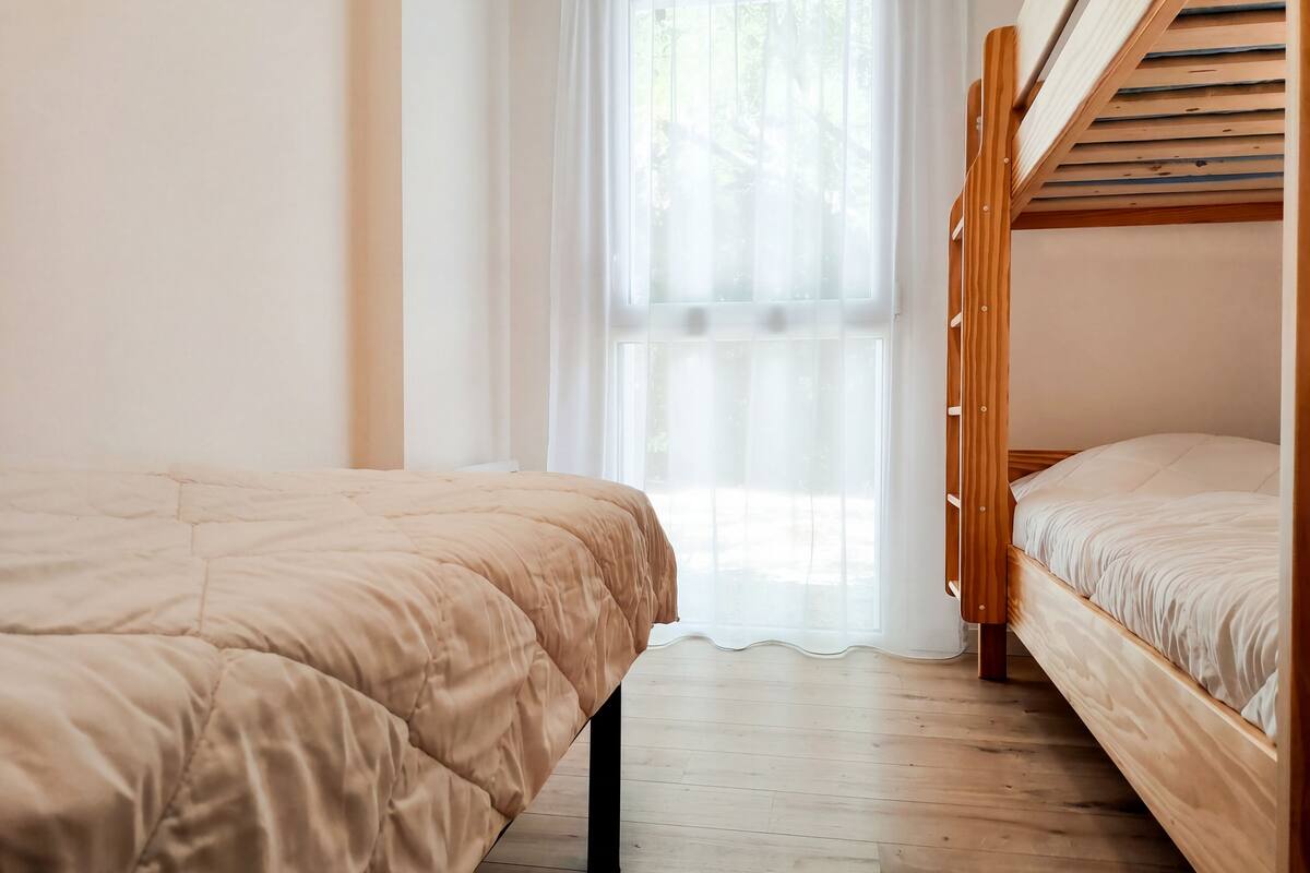 Gîte 4 Pièces 7 Personnes 1 bébé climatisation | Bureau, décor unique, ameublement unique, literie fournie