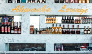 2 bars/lounges, poolside bar - Plus 33 Hotel (Sakumono)