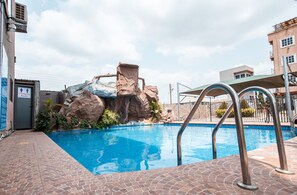 3 albercas al aire libre 