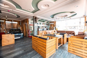 2 bares y bar junto a la piscina