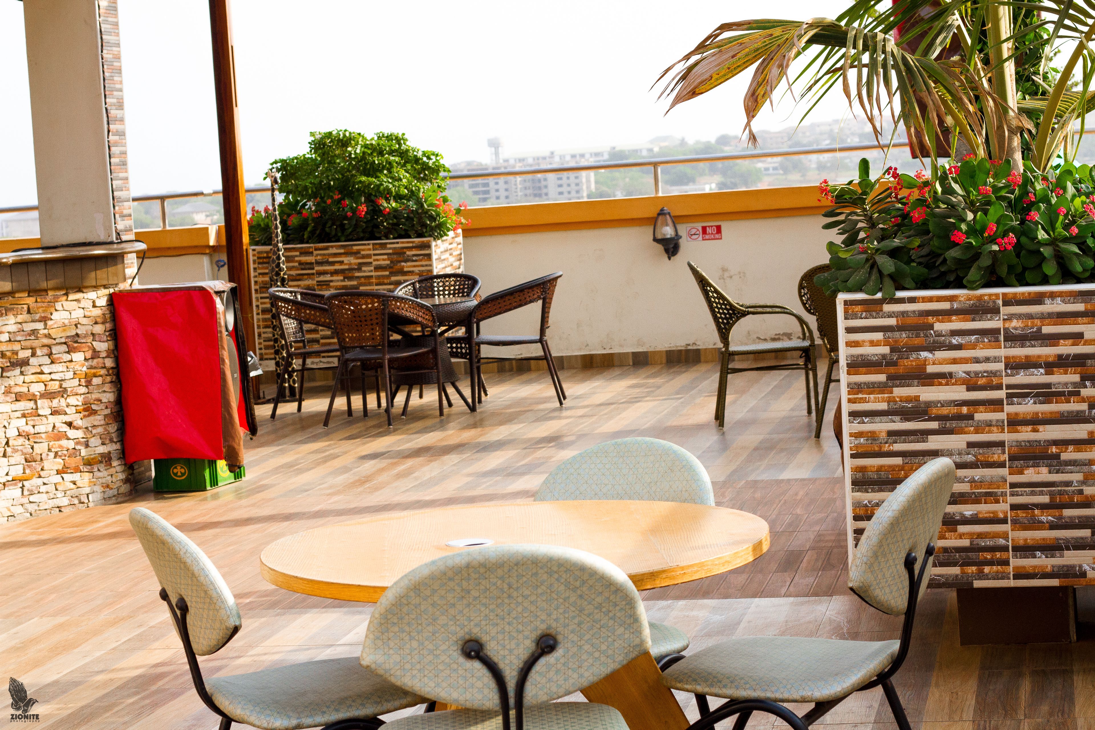 2 Bars/Lounges, Poolbar