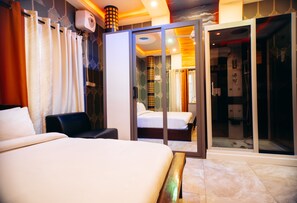 Habitación doble Deluxe, 1 cama King size, para no fumadores, vista al patio | Escritorio, espacio para trabajar con laptop y wifi gratis 