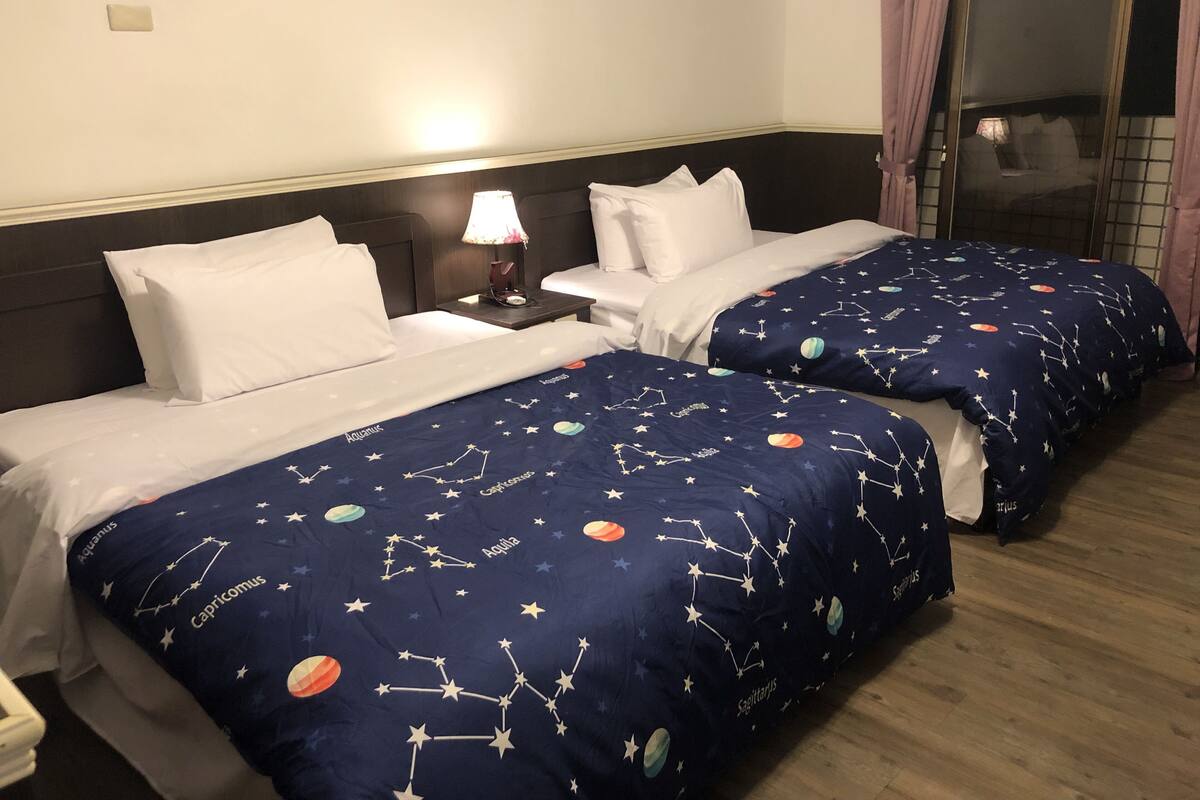 Quarto quádruplo | Cortinas blackout, roupa de cama