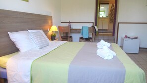 Muebles diferentes y ropa de cama