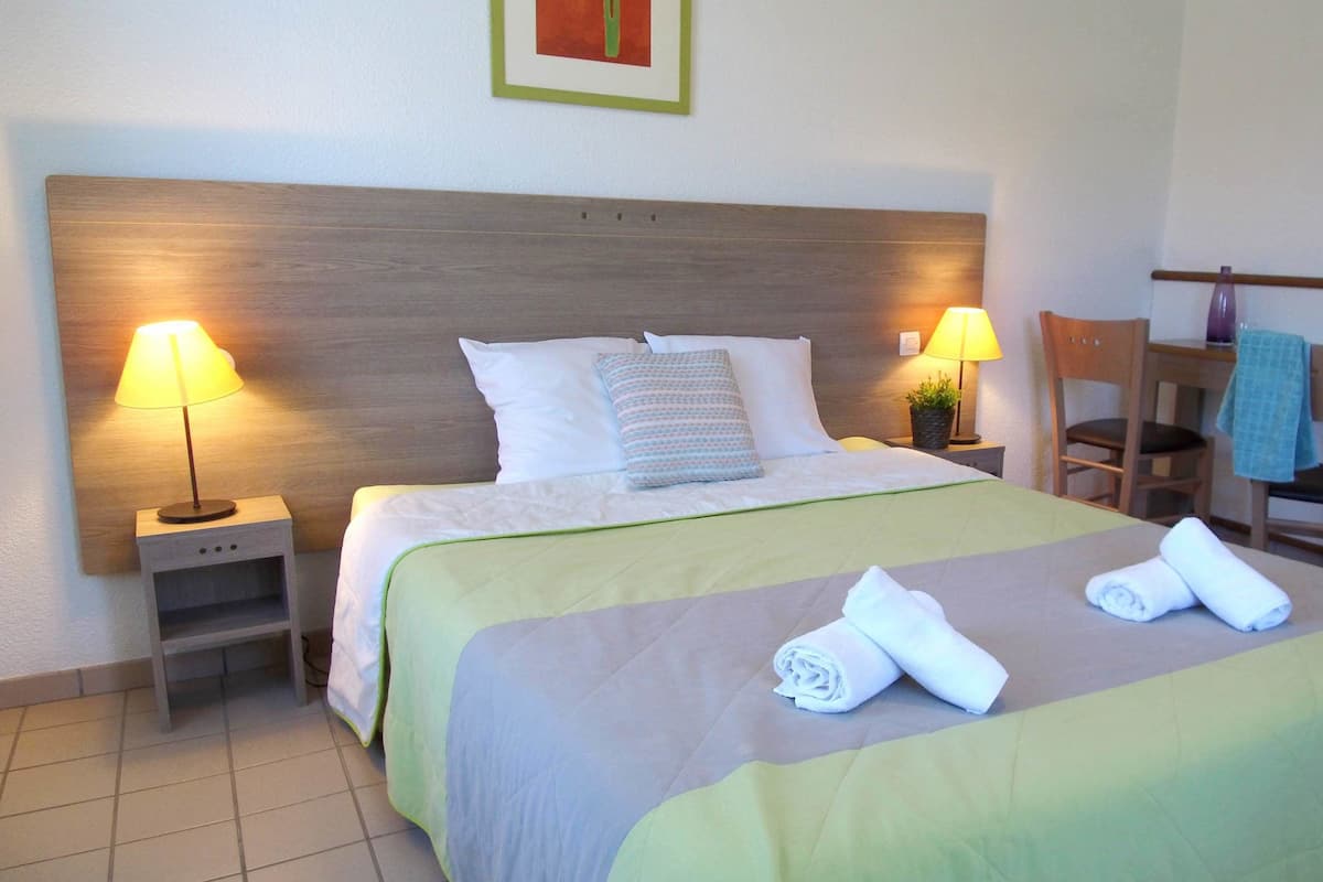 Individually furnished, bed sheets