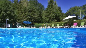 Una piscina al aire libre de temporada