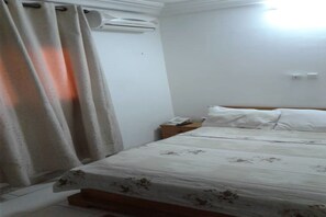 Suite estudio superior, 1 cama de matrimonio, no fumadores | Minibar, escritorio, cortinas opacas y wifi gratis