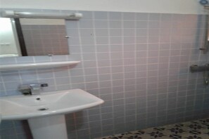 Superior Studio Suite, 1 Queen Bed, Non Smoking | Bathroom | Shower, towels - Hôtel La Réserve (Yamoussoukro)