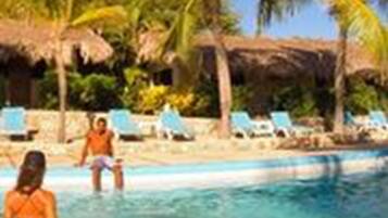 Piscine extérieure, chaises longues