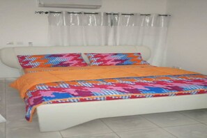 Premium bedding, desk, blackout curtains, iron/ironing board - Residence Lolla-Maya (Abidjan)