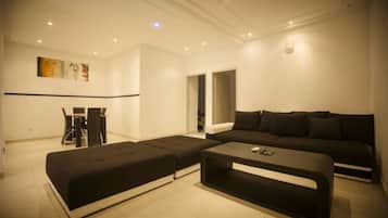 Superior-Apartment, 2 Queen-Betten, Nichtraucher | Wohnbereich | 42-Zoll-Flachbildfernseher mit Satellitenempfang, Fernseher