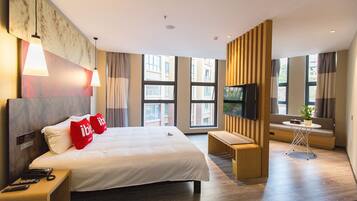 高档床上用品、记忆海绵床垫、客房内保险箱、办公桌