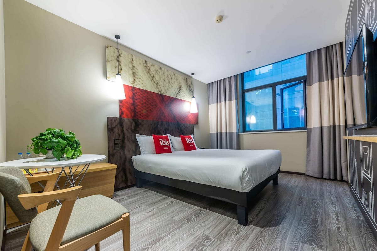 In-room safe, free WiFi, bed sheets