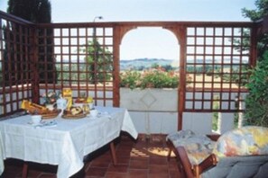 Dreibettzimmer, Mehrere Betten, Gemeinschaftsbad | Terrasse/Patio