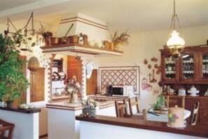 Dreibettzimmer, Mehrere Betten, Gemeinschaftsbad | Wohnbereich