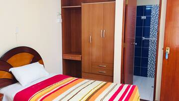 Habitació triple, bany privat | Wifi gratuïta i roba de llit