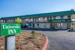 Property entrance - University Inn (Fresno)