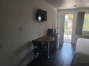 Desk, free WiFi, bed sheets, wheelchair access - University Inn (Fresno)