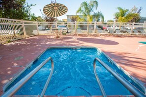 Seasonal outdoor pool - University Inn (Fresno)
