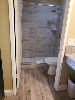 Combined shower/bathtub, free toiletries, towels