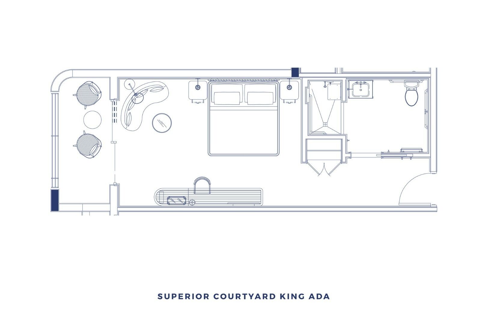 Grundriss der Superior Courtyard King ADA, einschließlich eines großzügigen zentralen Bereichs mit Bett, Badezimmer und Sitzgelegenheit.