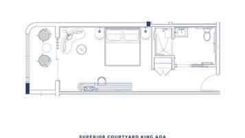 Grundriss der Superior Courtyard King ADA, einschließlich eines großzügigen zentralen Bereichs mit Bett, Badezimmer und Sitzgelegenheit.