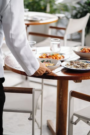 2 restaurants, serveren ontbijt