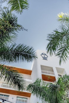 Exterior detail at Mr. C Miami – Coconut Grove
