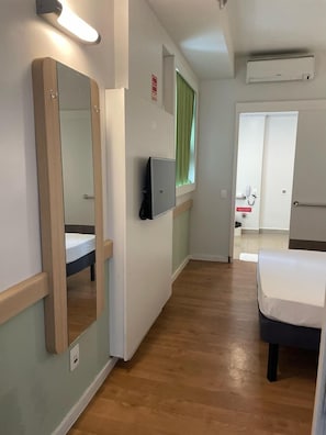 Chambre, 1 lit double, accessible aux personnes à mobilité réduite (Accessible) | Minibar, coffres-forts dans les chambres, bureau, Wi-Fi gratuit