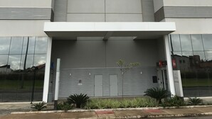 Un edificio moderno con dos letreros que indican “ibis budget” e “ibis”.