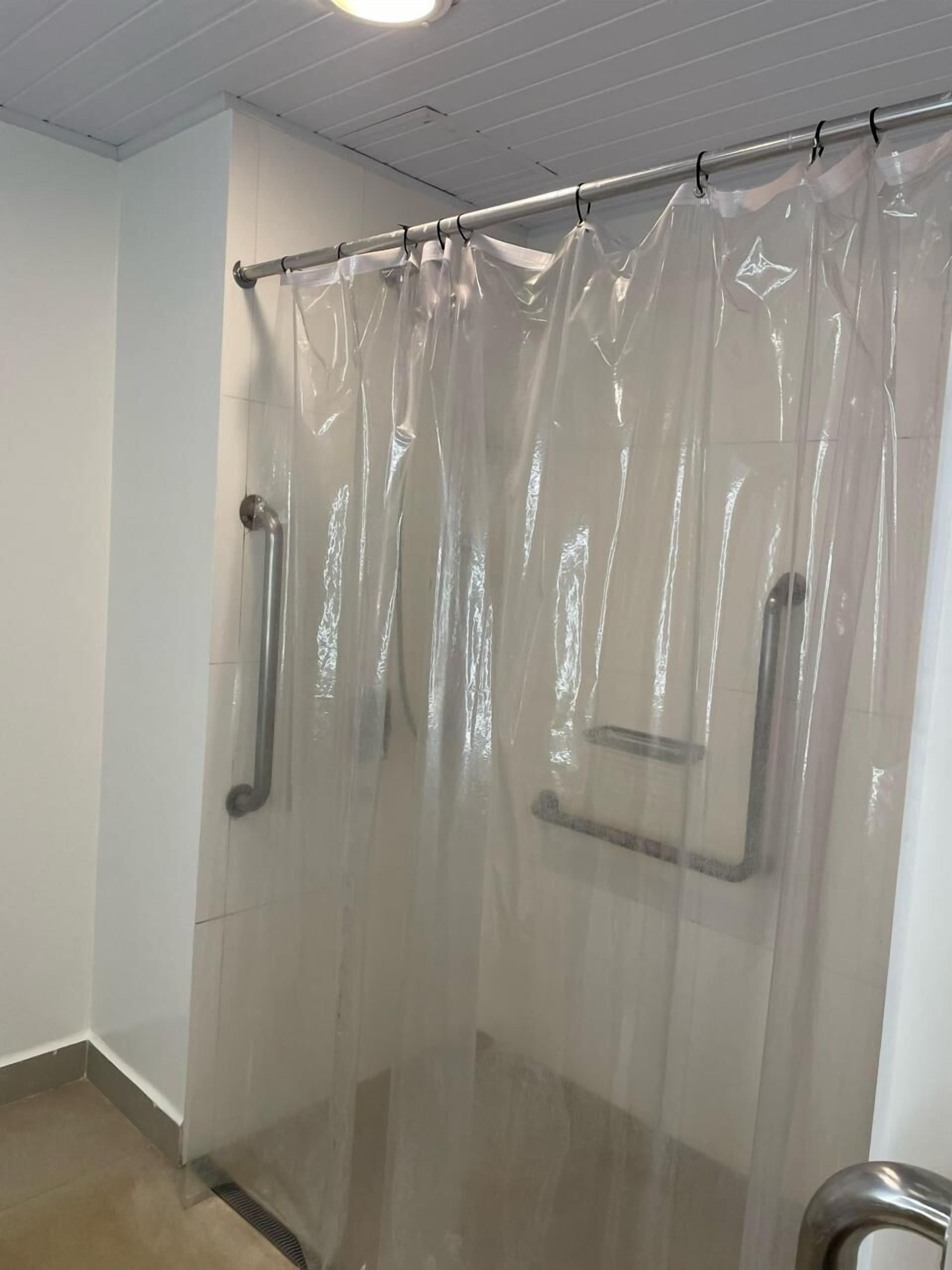 room, 1 double bed, accessible (accessible) | bathroom | shower, eco-friendly toiletries, hair dryer, towels