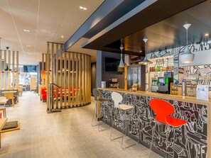 Eine moderne Bar mit einer Theke, Sitzplätzen und einer Dekowand.