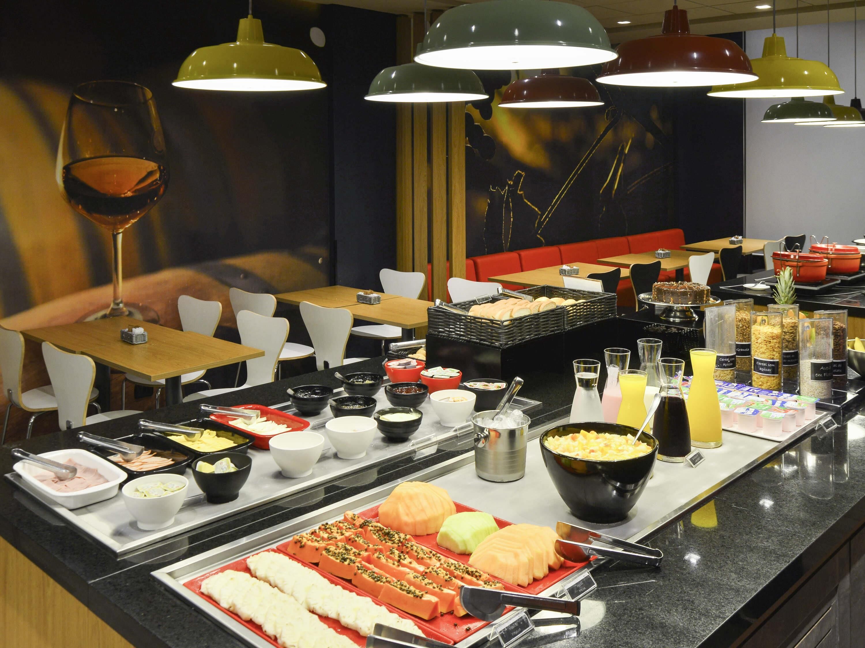 Una mesa de buffet con diversos alimentos y acompañamientos.