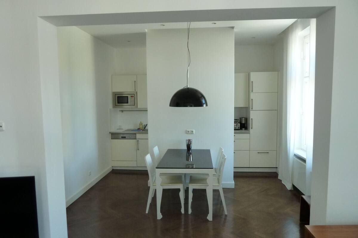 Apartamento Premium | Zona de estar | Una televisión de pantalla plana