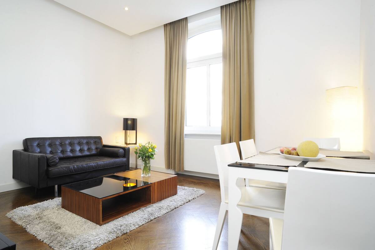 Apartamento Confort | Zona de estar | Una televisión de pantalla plana
