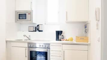 Premium Apartment | Private kitchen | Fridge, microwave, oven, stovetop