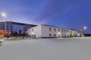 Exterior - Days Inn by Wyndham Baton Rouge Airport (Baton Rouge)